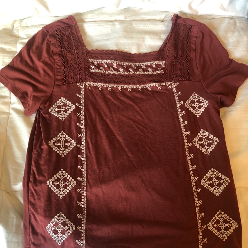 Cropped maroon American eagle shirt